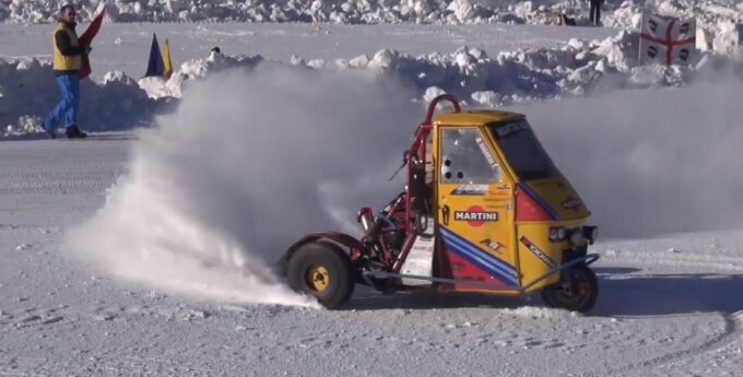 Ten napędzany silnikiem motocykla 3-kołowiec Piaggio jest najlepszą zabawką na śnieg w Livigno