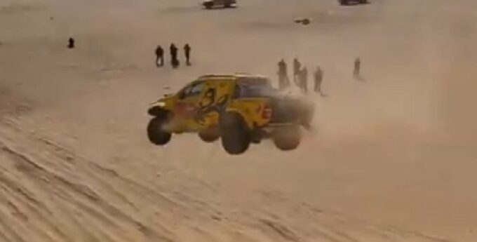 Dramatyczny wypadek na Dakarze. Toyota Hilux wystrzeliła w powietrze z 15-metrowej wydmy