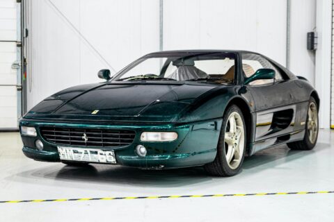 Ferrari F355 z 1995 roku znalezione w opuszczonej stodole. Uruchomienie silnika V8 kosztowało masę pracy 