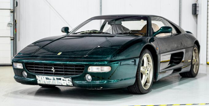 Ferrari F355 z 1995 roku znalezione w opuszczonej stodole. Uruchomienie silnika V8 kosztowało masę pracy