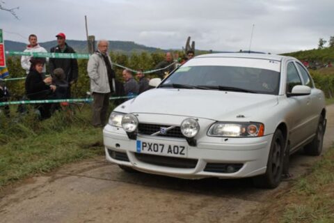 Jedno z najbardziej szalonych Volvo S60 jakie powstały trafiło na aukcję. Ma klatkę bezpieczeństwa i 300 KM