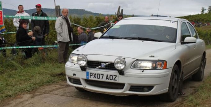 Jedno z najbardziej szalonych Volvo S60 jakie powstały trafiło na aukcję. Ma klatkę bezpieczeństwa i 300 KM