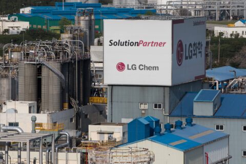 Baterie LG Chem produkowane we Wrocławiu są kiepskiej jakości? Opóźnienia w Audi, Jaguarze, Mercedesie i Land Roverze