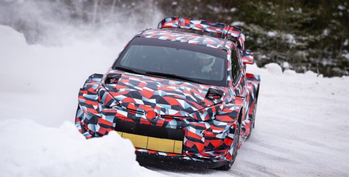 To może być najszybszy samochód rajdowy w dziejach. Toyota Yaris WRC 2021 już jeździ bokiem po fińskich lasach