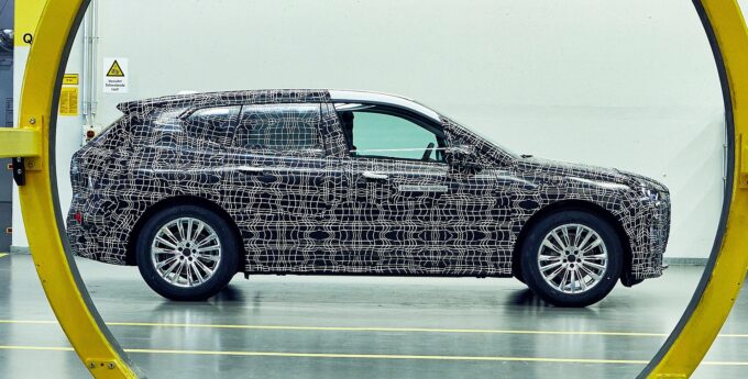 Przyciemnianie szyb odejdzie do lamusa? BMW iNext z rewolucyjną technologią