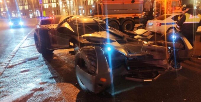 Rosyjscy policjanci nie boją się nawet Batmana. Odholowali Batmobil krążący w nocy po Moskwie