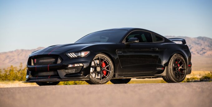 Oto najwspanialszy Ford Mustang Shelby GT350 na świecie. Ma 1400 KM i do 100 km/h rozpędza się poniżej 2 sekund