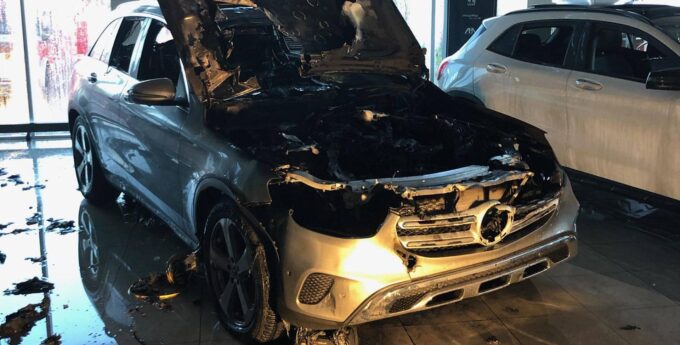 Ogromne szczęście jednego z dealerów. Mercedes GLC samoczynnie zapalił się i spłonął