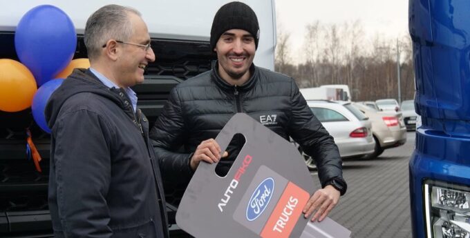 Rajdowy mistrz Europy Wojciech Chuchała odebrał kluczyki do nowej ciężarówki Ford F-MAX