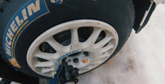 Jak wygląda szybka zmiana koła w rajdówce z perspektywy kierowcy? Zobacz jak trenują profesjonaliści