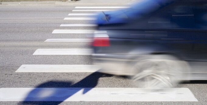 Kto jest większym chamem: kierowcy tanich czy drogich samochodów? Naukowcy postanowili to sprawdzić