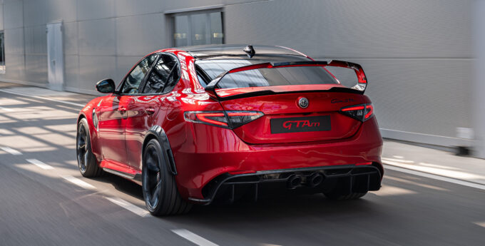 OFICJALNIE: Wielki powrót Alfa Romeo GTA! Legenda z technologią wprost z Formuły 1