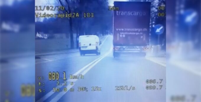 Mistrz kierownicy w Volvo dostał mandat na 259 punktów karnych, a policji nawet nie było w pobliżu