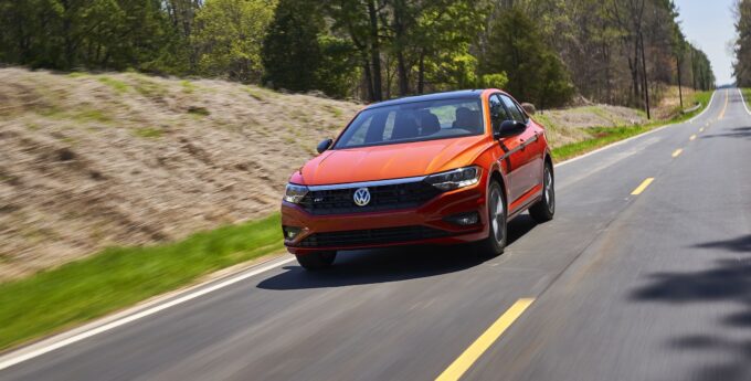 Test pokazał wyraźną przewagę Volkswagena nad Toyotą? Niemcy są dumni!