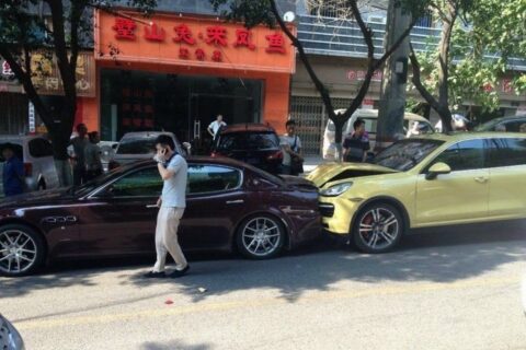 Wściekła żona wjechała swoim Porsche Cayenne Turbo w Maserati Quattroporte uciekającego męża