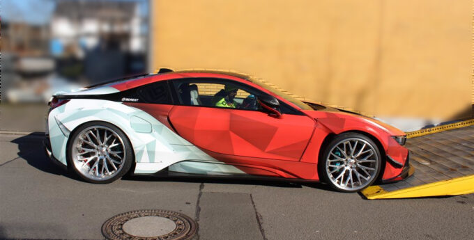 Stary, a głupi. Na FB pochwalił się, że na ograniczeniu do 100 km/h pędził porobionym BMW i8 równe 200 km/h