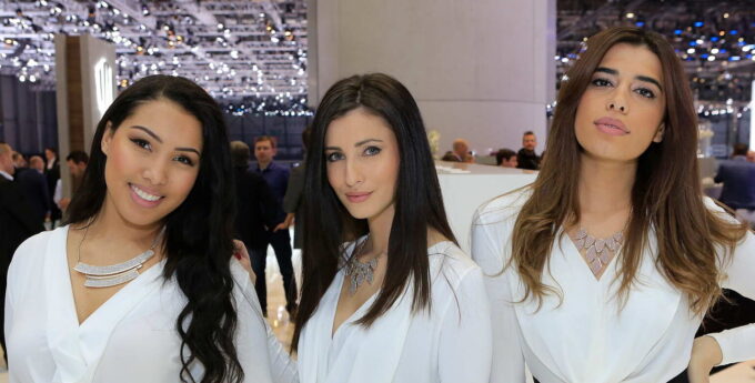 Tak kiedyś wyglądały targi w Genewie. Były i samochody i piękne kobiety. Dziś nie ma nic