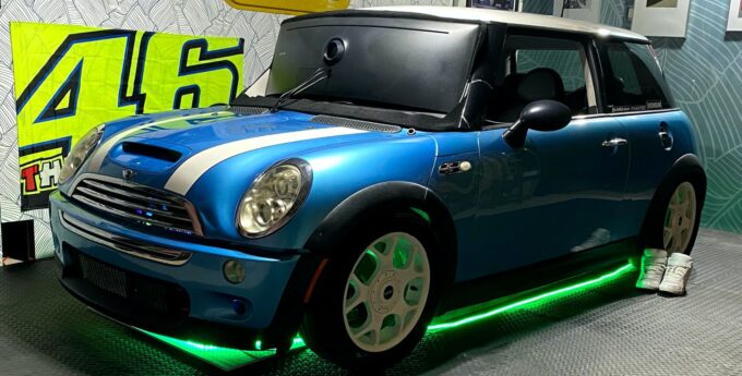 Ten gość przerobił Mini Coopera S na symulator. Czy tak wygląda piwnica marzeń?