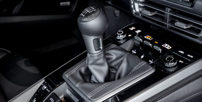 Ten nawyk, który posiada większość kierowców może zniszczyć skrzynię biegów. Zobacz, czego musisz unikać