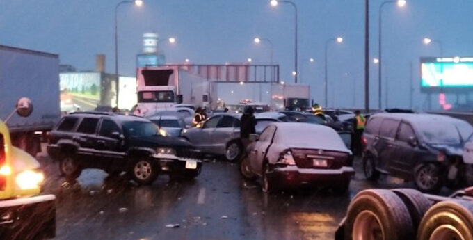 Nieoczekiwane opady śniegu i gołoledź doprowadziły o poranku do karambolu 60 samochodów