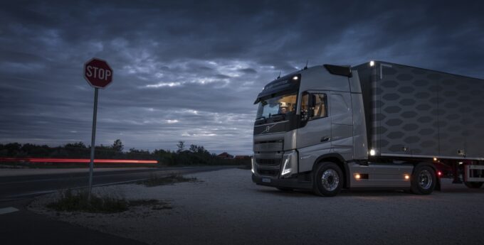 „Strach towarzyszy wszystkim”. Polski kierowca tira co tydzień jeździ do Włoch. Opowiedział o kulisach swojej pracy