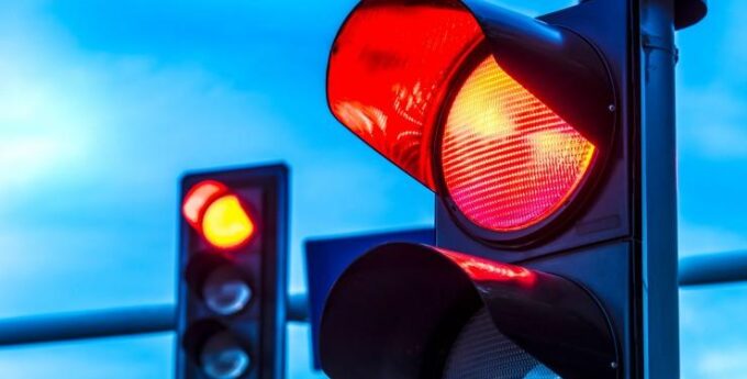 Nie rozumiała jak działa „zielona strzałka” i omal nie zabiła hulajnogisty. Jest wideo z tego zdarzenia