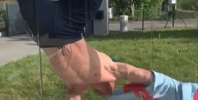 A jednak kosmita! Zobacz jak Sebastien Loeb zakłada koszulkę stojąc na rękach