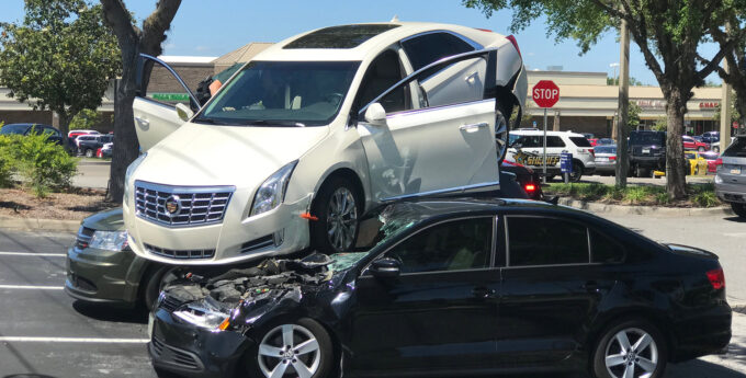 starsza pani parkowanie