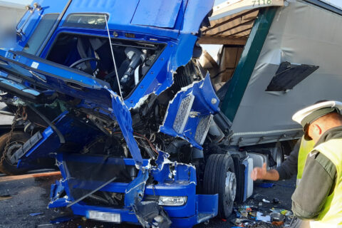 wypadek trzech ciężarówek