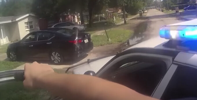 pożyczyła samochód kajdanki