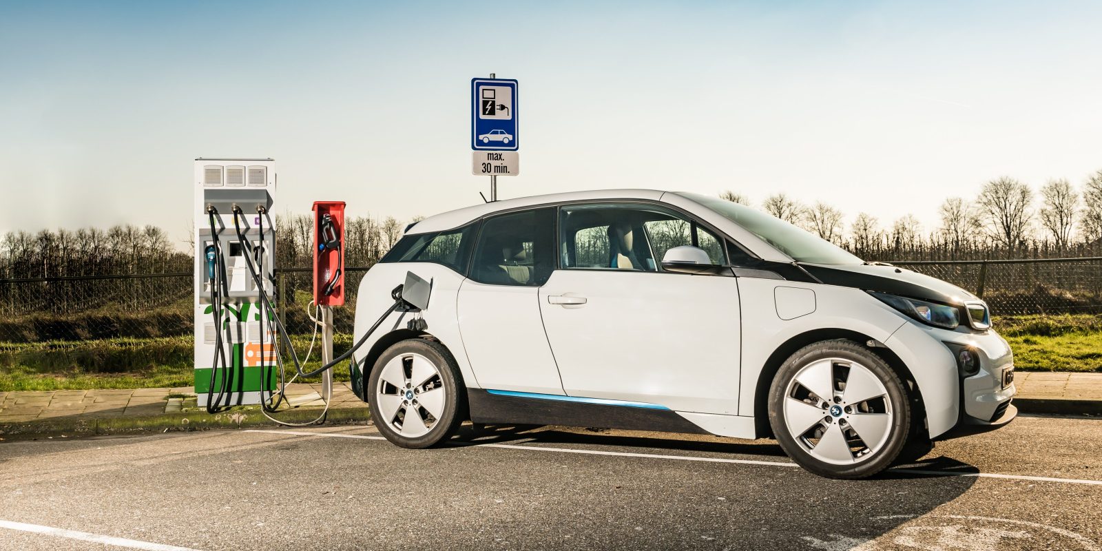 Ładowanie samochodu elektrycznego