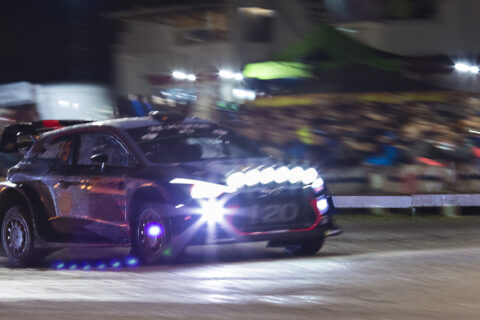 Piłka nożna i rajd samochodowy. Co łączy te dwa światy? Czy potęga w jednym oznacza to samo w drugim?