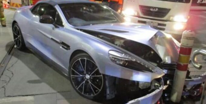 mlody-chcial-zaimponowac-kolezance-aston-martin