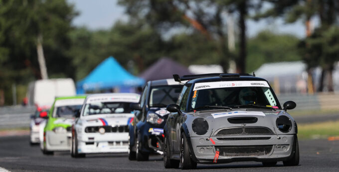 OMM Drive Super S Cup: Alejski znów wygrywa. Finisz wyścigu za samochodem bezpieczeństwa