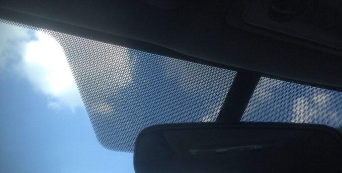 Każdy kierowca ma czarne kropki wokół szyb. Co one oznaczają i po co one tam są?