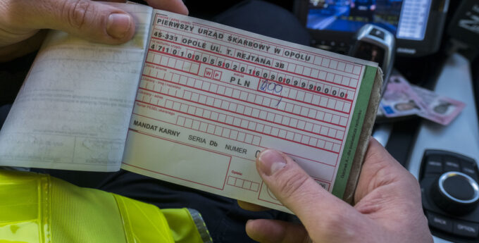 mandat-karny-fotoradar-kierowca-bmw