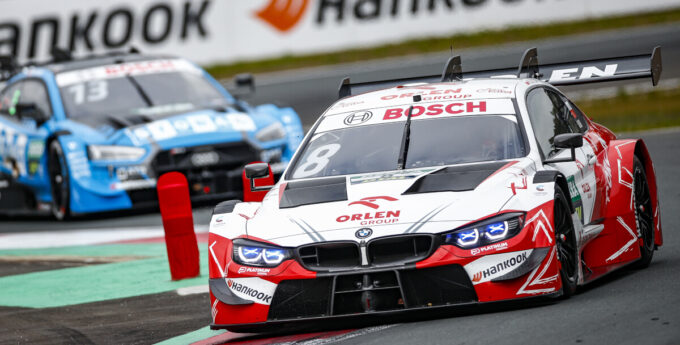 DTM: Dwa okrążenia na czele i awaria silnika w aucie Roberta Kubicy