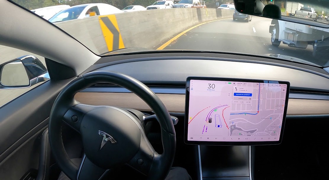 Autopilot Tesli znów zaskakuje
