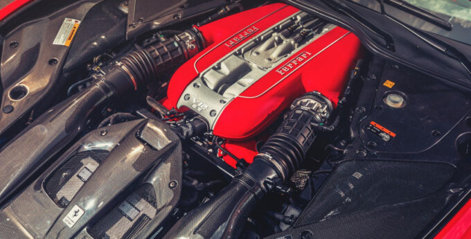 v12-ferrari-silnik-benzyna