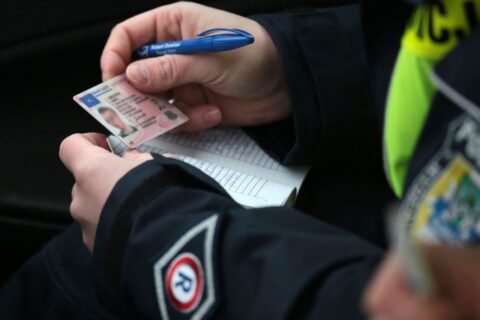 Policjant sprawdzający prawo jazdy