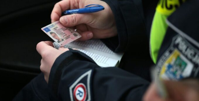 Policjant sprawdzający prawo jazdy