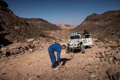 Dakar 2021 – Jak ponad 50-letni Garbus sobie radzi na pustyni?