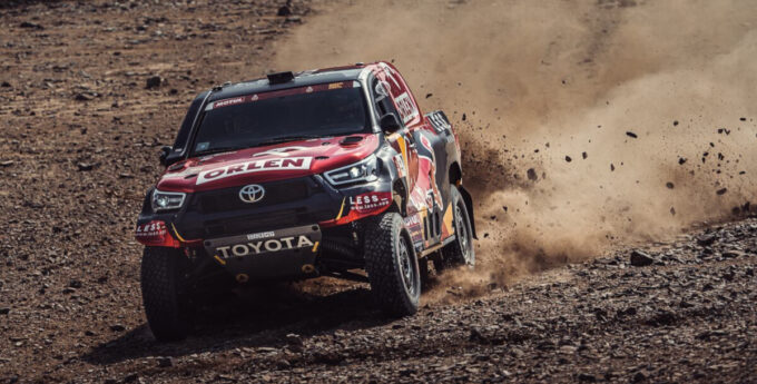 Kuba Przygoński zmieniał koło w nieco ponad minutę