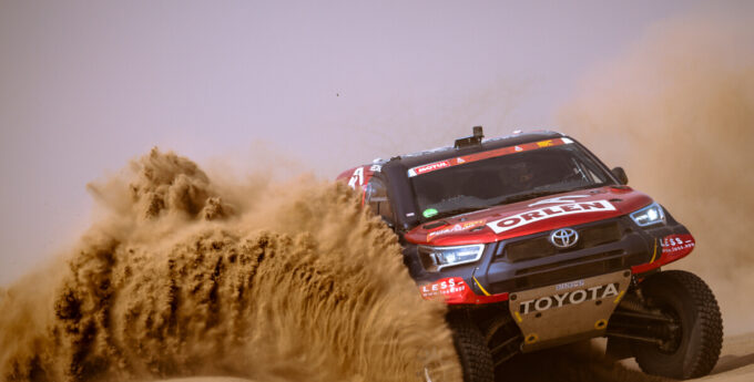 Dakar 2021 – Etap 1 – Piaskowo-szutrowa przeprawa do Biszy