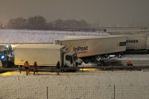 Zima atakuje kierowców na wszystkich trasach. Karambol BMW i ciężarówek był kwestią czasu