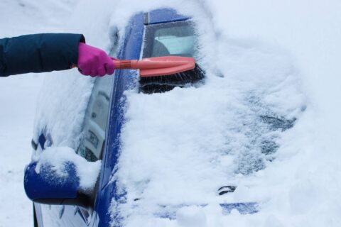 odsniezanie samochodu zima