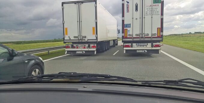 zakaz wyprzedzania się ciężarówek