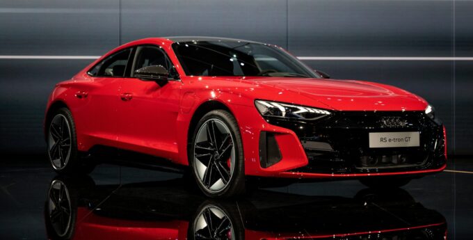 Audi zaprezentowało pionierskiego elektryka, jakiego świat jeszcze nie widział. Wersja RS, Audi e-tron GT to gratka dla entuzjastów sportowej jazdy