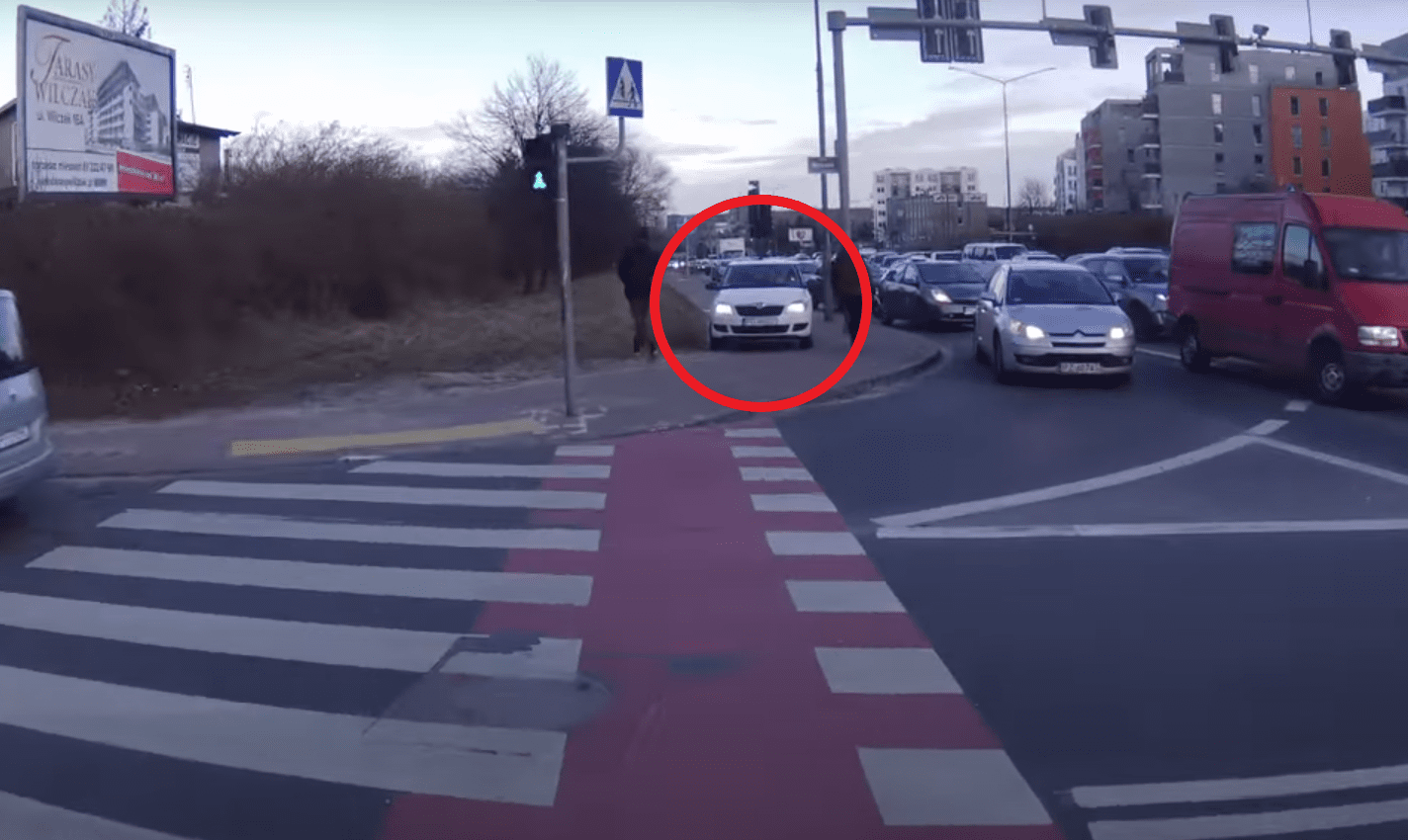 wyprzedzanie po chodniku