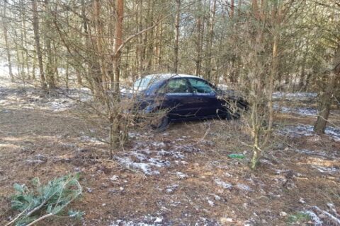 zostawił samochód z kluczykami w lesie